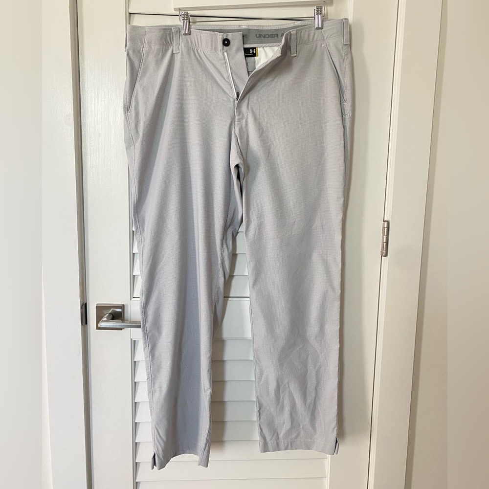 Men’s Under Armour Loose Fit Golf Pants. Size 40/32. Color: Mini Gray Check